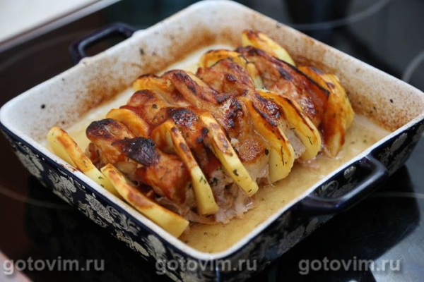 Свинина с картофелем и беконом на шпажках, запеченная в духовке
