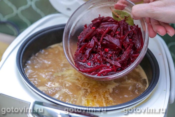 Рубиновый борщ с маринованной свёклой в мультиварке