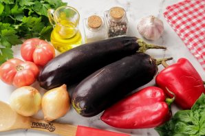 Баклажаны, жаренные с перцем и помидорами Баклажаны, жаренные с перцем и помидорами