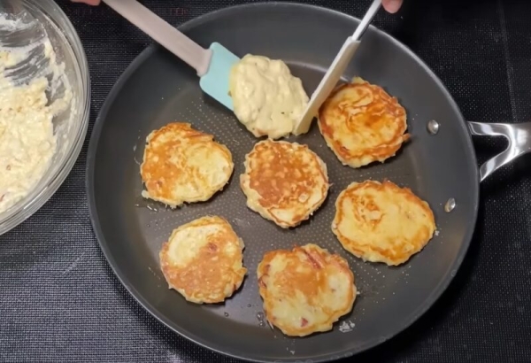 Сочные яблочные оладьи за 15 минут — дети просят их каждый день. Подаются с волшебной сахарной пудрой Сочные яблочные оладьи за 15 минут — дети просят их каждый день. Подаются с волшебной сахарной пудрой