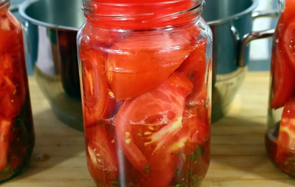 Помидоры в банке, как свежие: хрустят до самой весны! Рецепт лучшего зимнего томатного салата Помидоры в банке, как свежие: хрустят до самой весны! Рецепт лучшего зимнего томатного салата