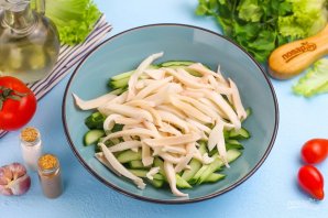 Салат с кальмаром, огурцом и яблоком