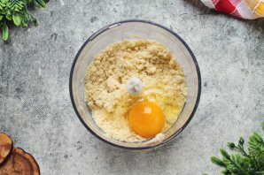 Пирог с клубникой, ревенем и посыпкой Пирог с клубникой, ревенем и посыпкой