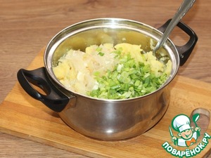 Слоеные пирожки с луком и картошкой