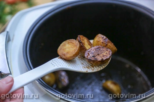 Салат с моцареллой, жареным картофелем‑бэби и помидорами