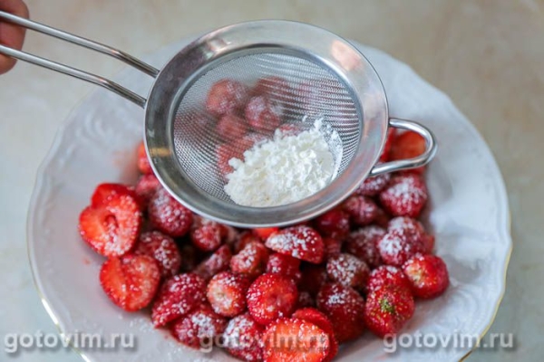 Пирог с клубникой и сметаной Пирог с клубникой и сметаной