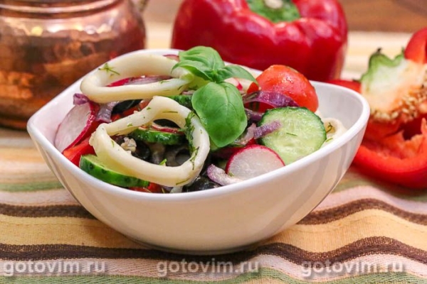 Салат греческий с кальмарами и овощами