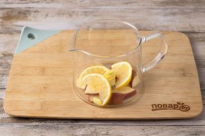 Чай с имбирем, лимоном и яблоками Чай с имбирем, лимоном и яблоками