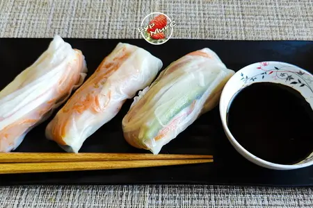 Спринг-роллы с крабовыми палочками и корейской морковью Спринг-роллы с крабовыми палочками и корейской морковью