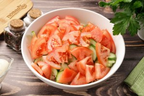 Салат с курицей, помидором и огурцом Салат с курицей, помидором и огурцом
