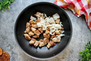 Капуста со свининой