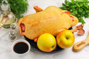 Утка в рукаве с яблоками Утка в рукаве с яблоками