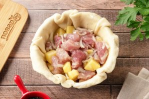 Жаркое в горшочке из теста