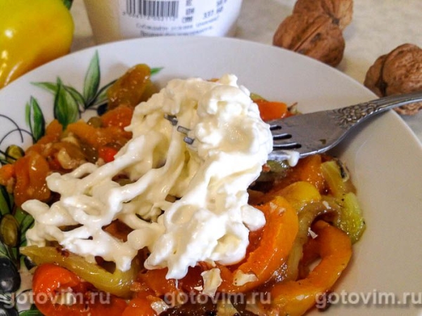 Запечённые перцы с сыром страчателла и грецкими орехами