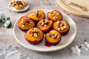 Сливы запеченные в духовке с орехами Сливы запеченные в духовке с орехами