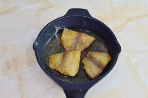 Филе тилапии в муке на сковороде