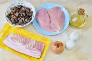 Куриные рулетики в беконе с грибами