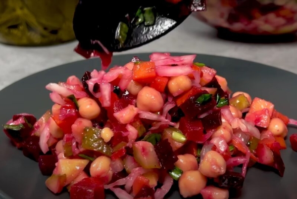 Винегрет так мало кто готовит, а зря. Что нужно добавлять вместо зеленого горошка и фасоли Винегрет так мало кто готовит, а зря. Что нужно добавлять вместо зеленого горошка и фасоли