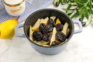 Компот из груш и чернослива Компот из груш и чернослива