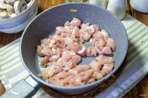 Жульен с курицей и грибами в формочках для кекса Жульен с курицей и грибами в формочках для кекса