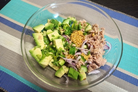 Салат с авокадо и тунцом Салат с авокадо и тунцом