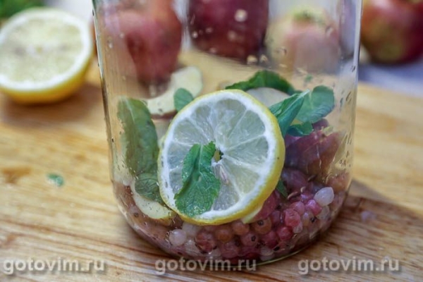 Компот мохито с яблоками, мятой и розовой смородиной
