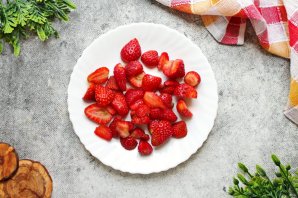 Десерт из клубники и ревеня