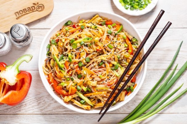 Фунчоза с вешенками и овощами Фунчоза с вешенками и овощами