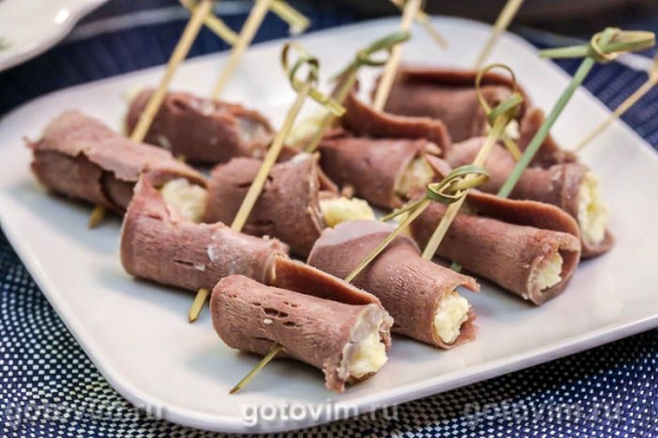 Рулетики из свиного языка с сыром и чесноком Рулетики из свиного языка с сыром и чесноком