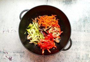 Лапша вок со свининой и овощами Лапша вок со свининой и овощами