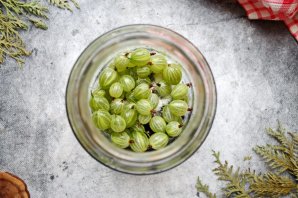 Настойка из черной смородины с крыжовником Настойка из черной смородины с крыжовником