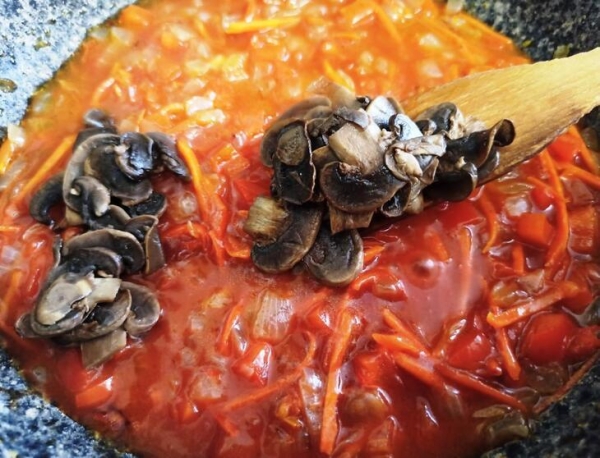 Тушеная сельдь с овощами и шампиньонами Тушеная сельдь с овощами и шампиньонами