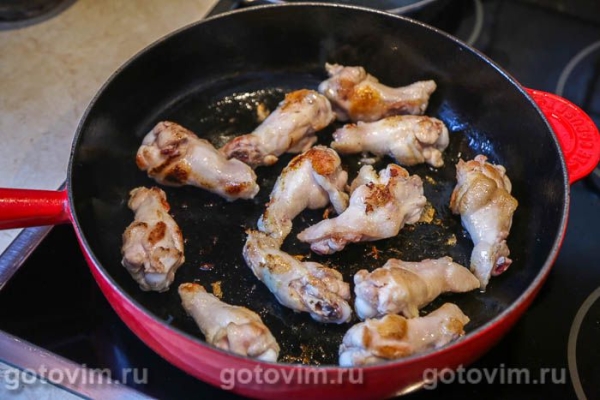 Куриные крылья в с морковью в сметаной на сковороде