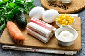 Салат "Неженка" с крабовыми палочками Салат "Неженка" с крабовыми палочками