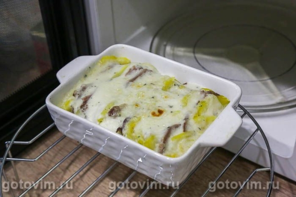 Запеканка из свиного языка с картофелем и сырным соусом бешамель в микроволновке