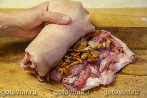 Рулет из свиной рульки с жареными лисичками Рулет из свиной рульки с жареными лисичками
