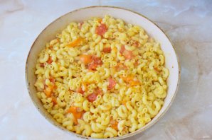 Макароны с помидорами и луком Макароны с помидорами и луком
