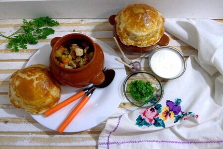 Жаркое в горшочке под съедобной крышечкой Жаркое в горшочке под съедобной крышечкой