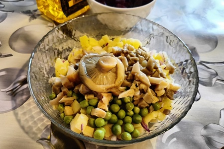 Винегрет с солеными груздями и свежим горошком Винегрет с солеными груздями и свежим горошком