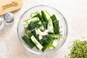 Огурцы с чесноком и укропом