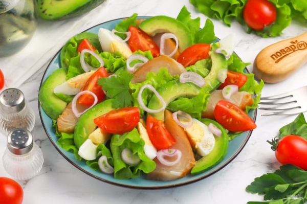 Салат с копченой треской и авокадо Салат с копченой треской и авокадо