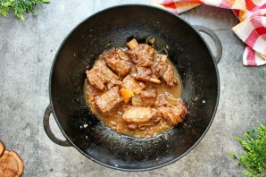 Говяжьи ребрышки в казане с луком Говяжьи ребрышки в казане с луком