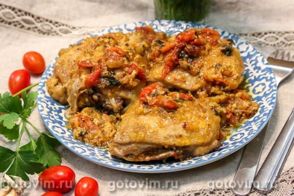 Куриные бедра в сливочном соусе с помидорами черри и сыром Куриные бедра в сливочном соусе с помидорами черри и сыром