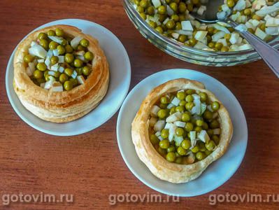 Салат из зеленого горошка с яблоками в тарталетках из слоеного теста