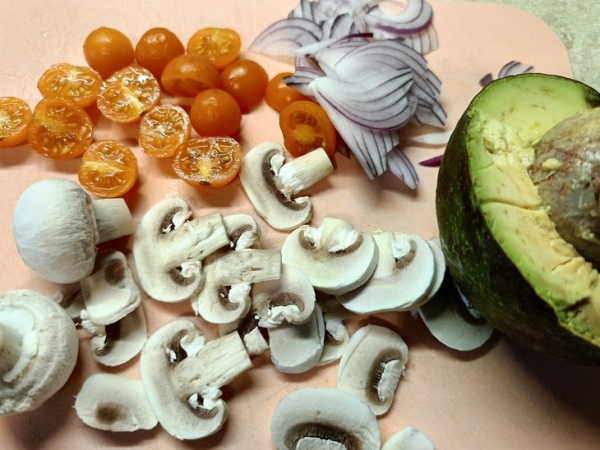 Салат с кальмаром, авокадо и свежими шампиньонами Салат с кальмаром, авокадо и свежими шампиньонами