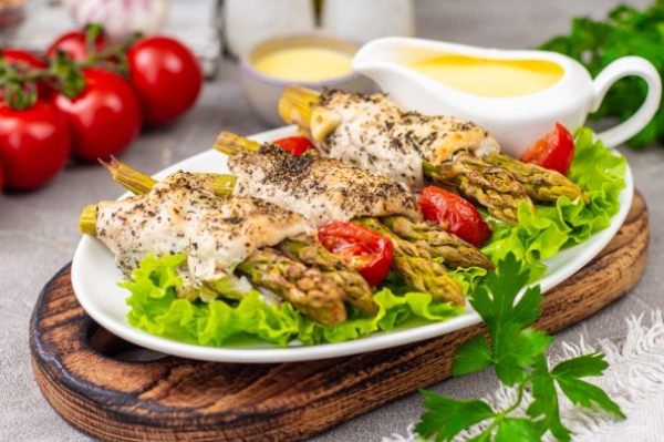 Куриные грудки со спаржей под голландским соусом Куриные грудки со спаржей под голландским соусом