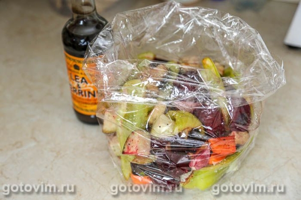 Говяжья грудинка, запеченная при низкой температуре в пакете с овощами Говяжья грудинка, запеченная при низкой температуре в пакете с овощами