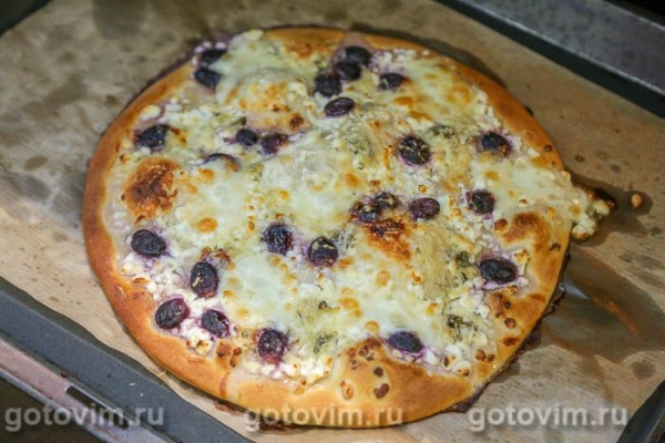 Пицца «Четыре сыра» с виноградом Пицца «Четыре сыра» с виноградом