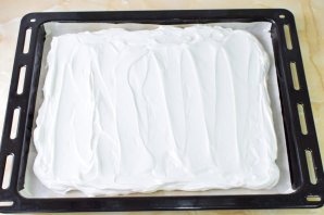 Меренговый рулет с клубникой и брусникой Меренговый рулет с клубникой и брусникой