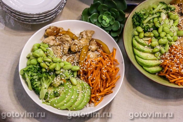 Поке с жареной куриной грудкой в соусе терияки, манго, авокадо и бобами эдамаме Поке с жареной куриной грудкой в соусе терияки, манго, авокадо и бобами эдамаме
